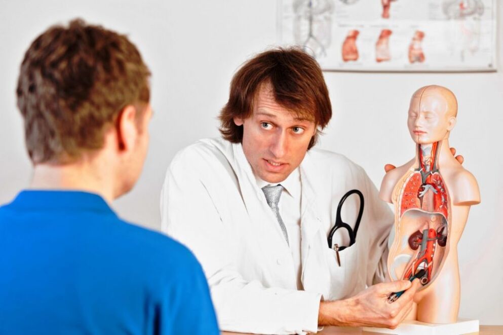 Den Dokter beréit de Patient iwwer d'Grënn, déi d'Potenz hemmen